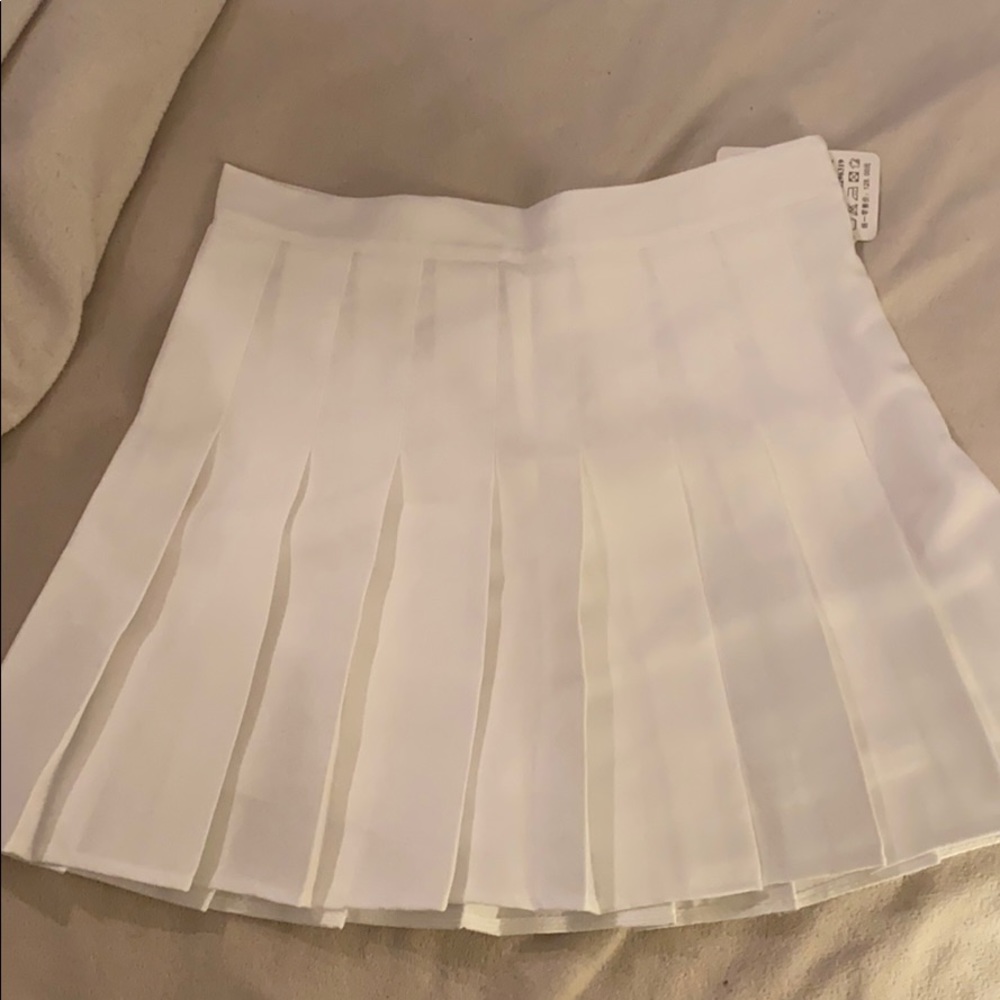 White pleated skirt never worn completely new